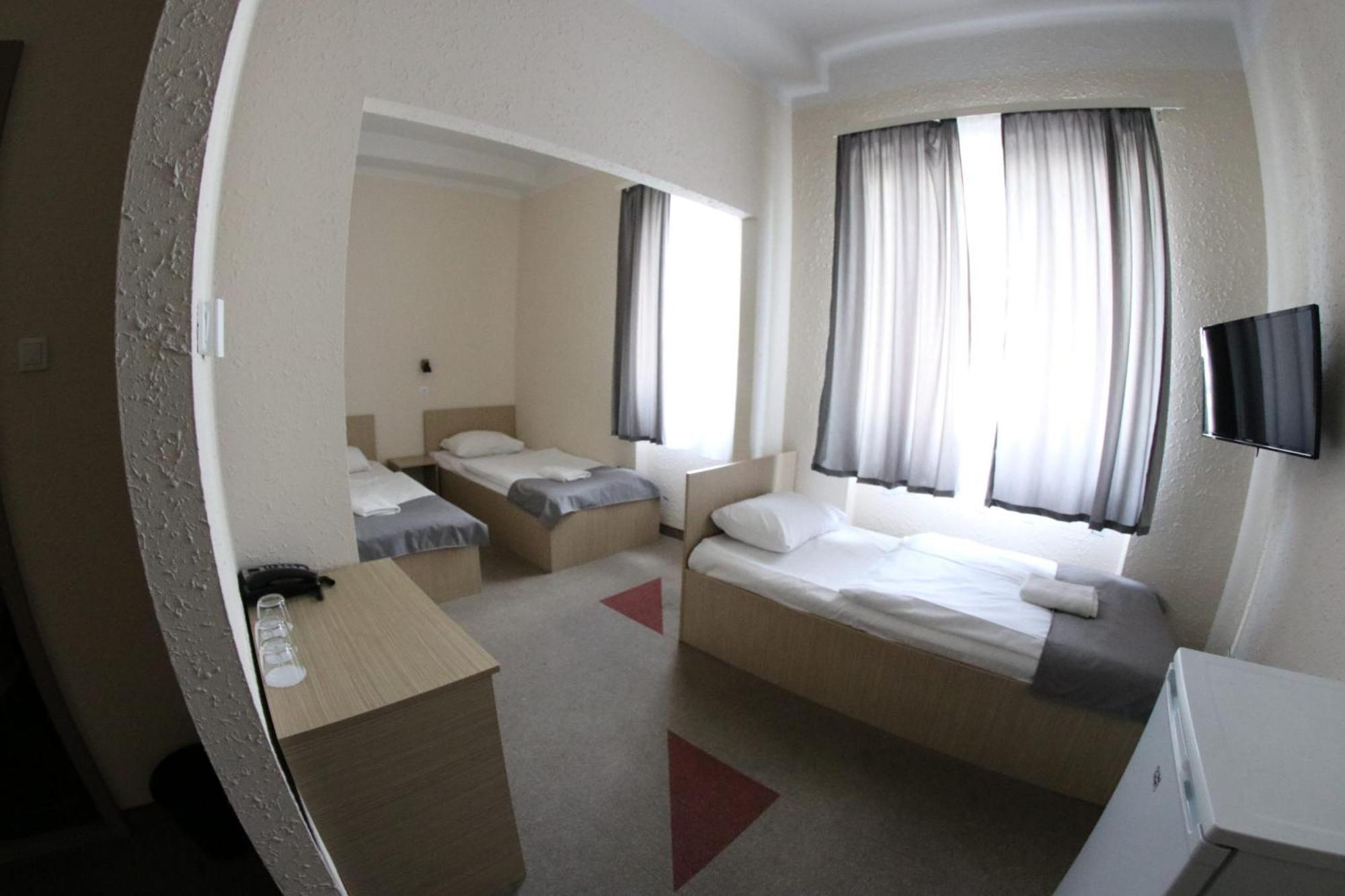 Free Parking, Free Breakfast, Only 15 Minutes To City Center — Photos 1